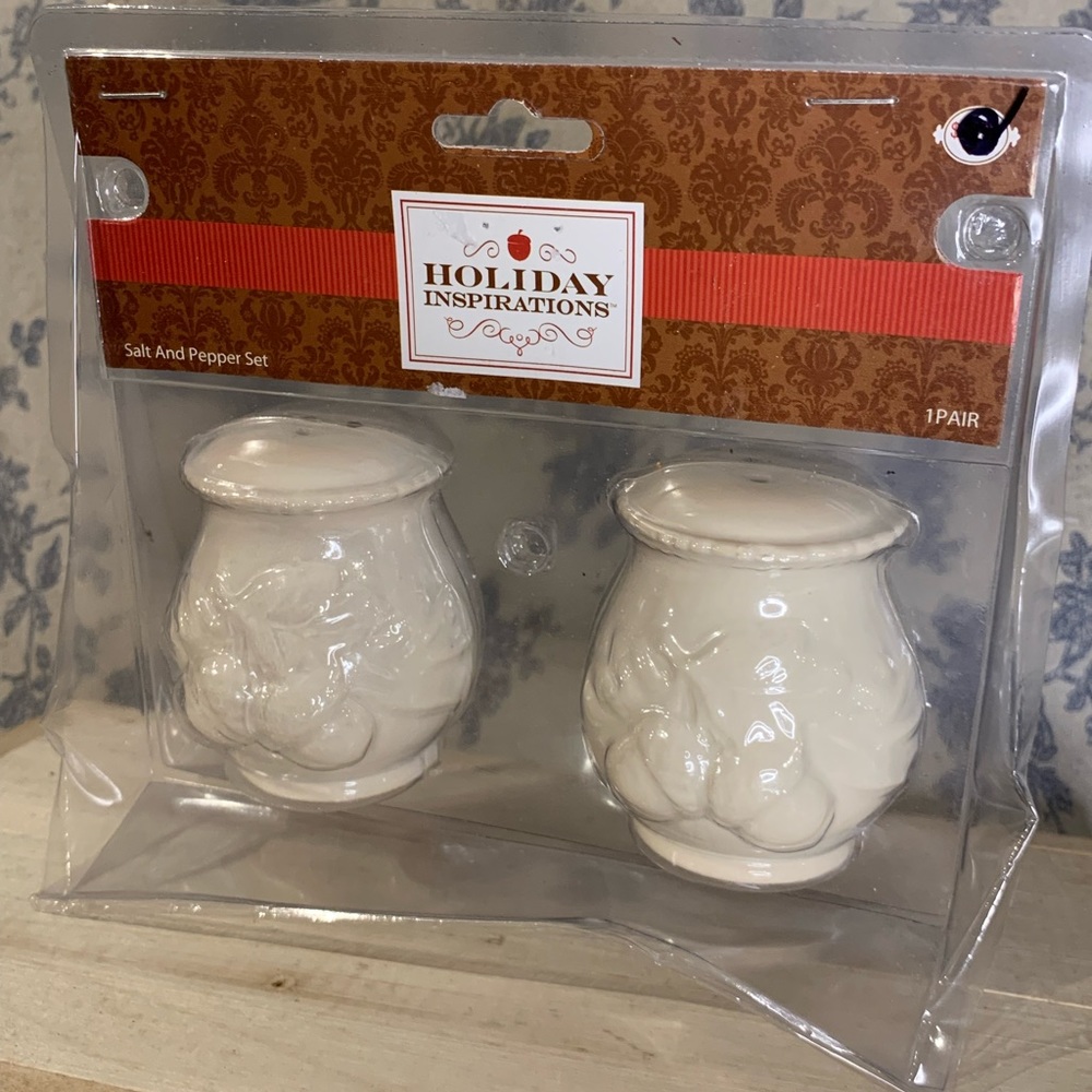 BNIB Holiday Inspirations Ceramic Acorn Oak Leaf Salt & Pepper Shakers